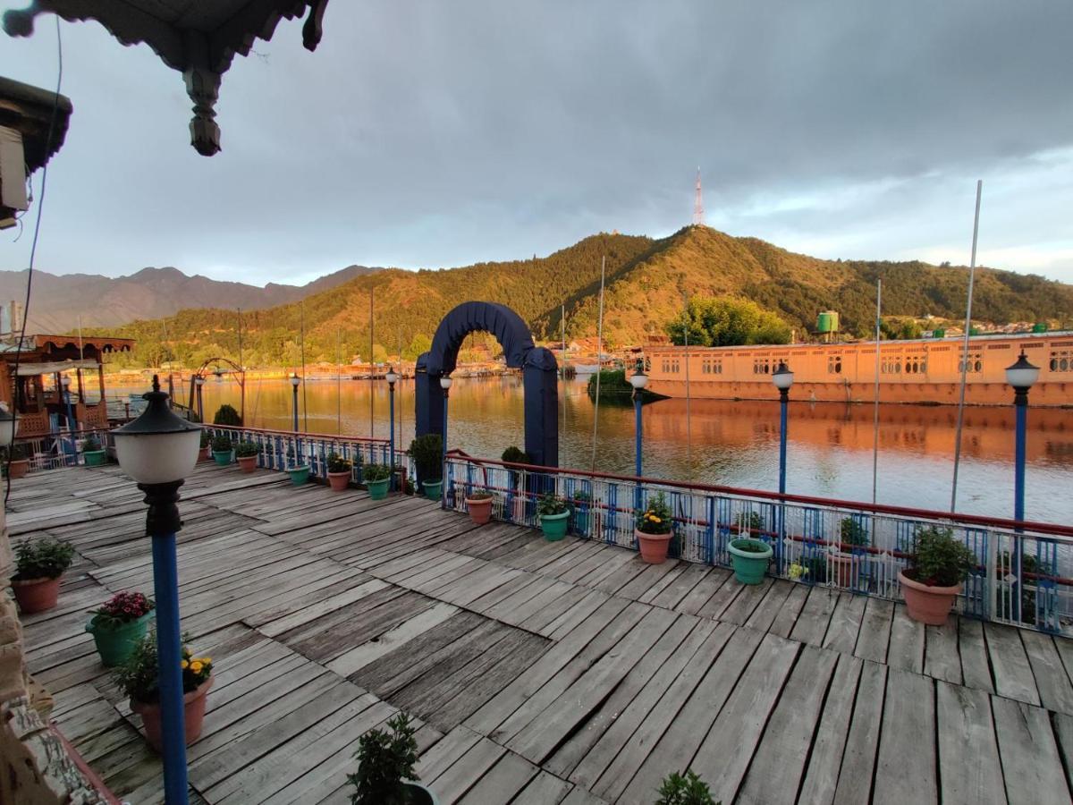 Aziz Palace Group Of Houseboats ศรีนาการ์ ภายนอก รูปภาพ