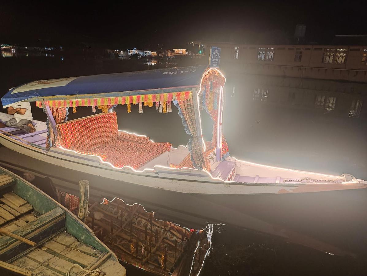 Aziz Palace Group Of Houseboats ศรีนาการ์ ภายนอก รูปภาพ