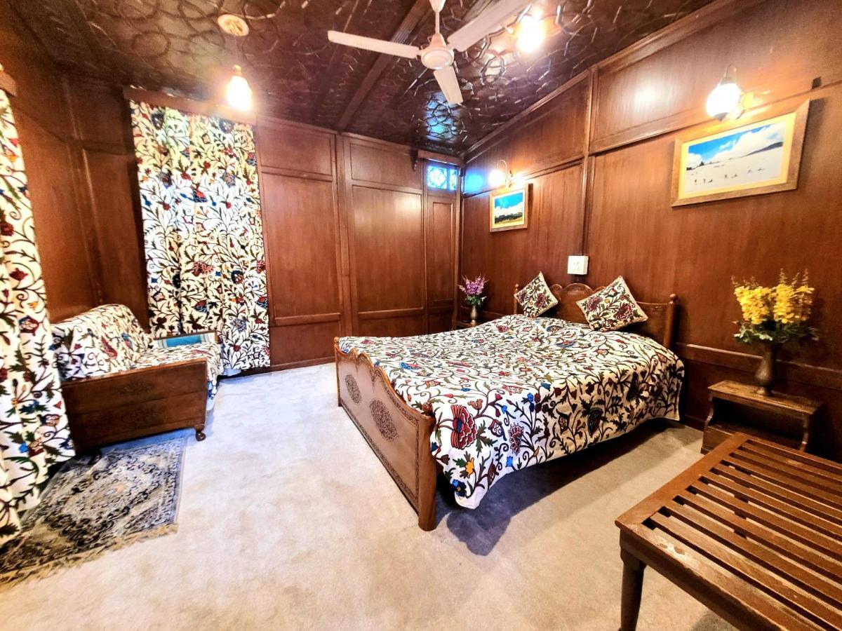 Aziz Palace Group Of Houseboats ศรีนาการ์ ภายนอก รูปภาพ