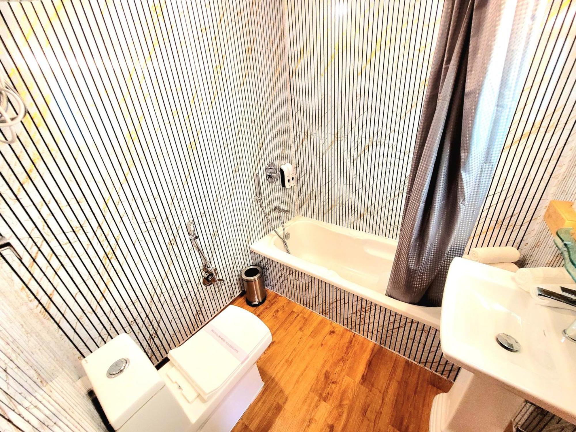 Aziz Palace Group Of Houseboats ศรีนาการ์ ภายนอก รูปภาพ