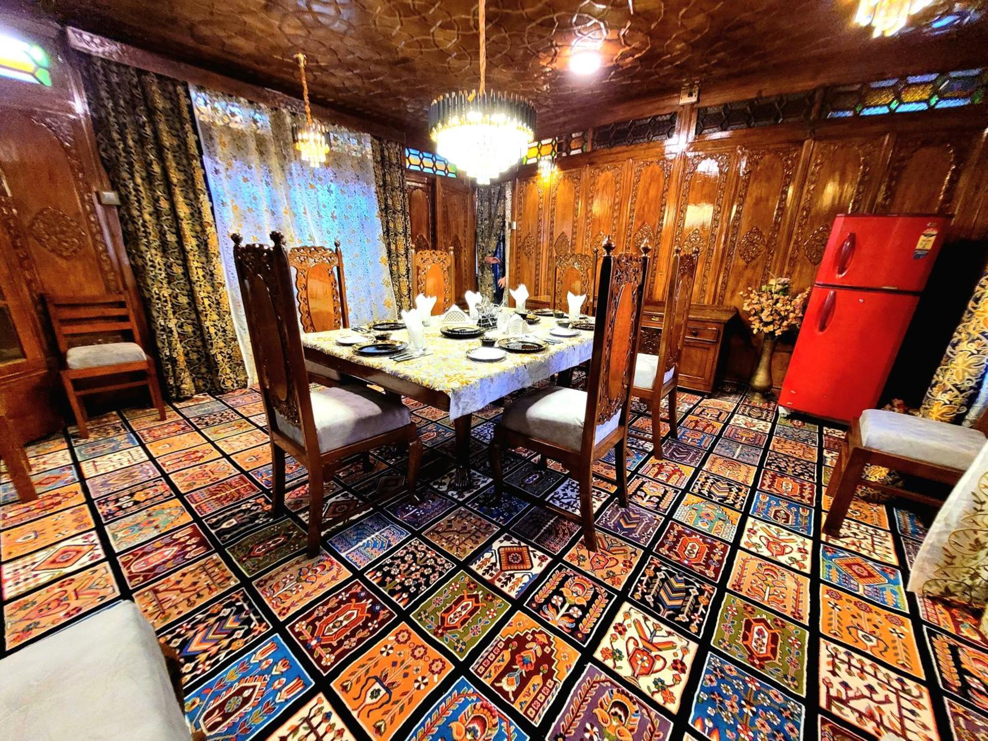 Aziz Palace Group Of Houseboats ศรีนาการ์ ภายนอก รูปภาพ