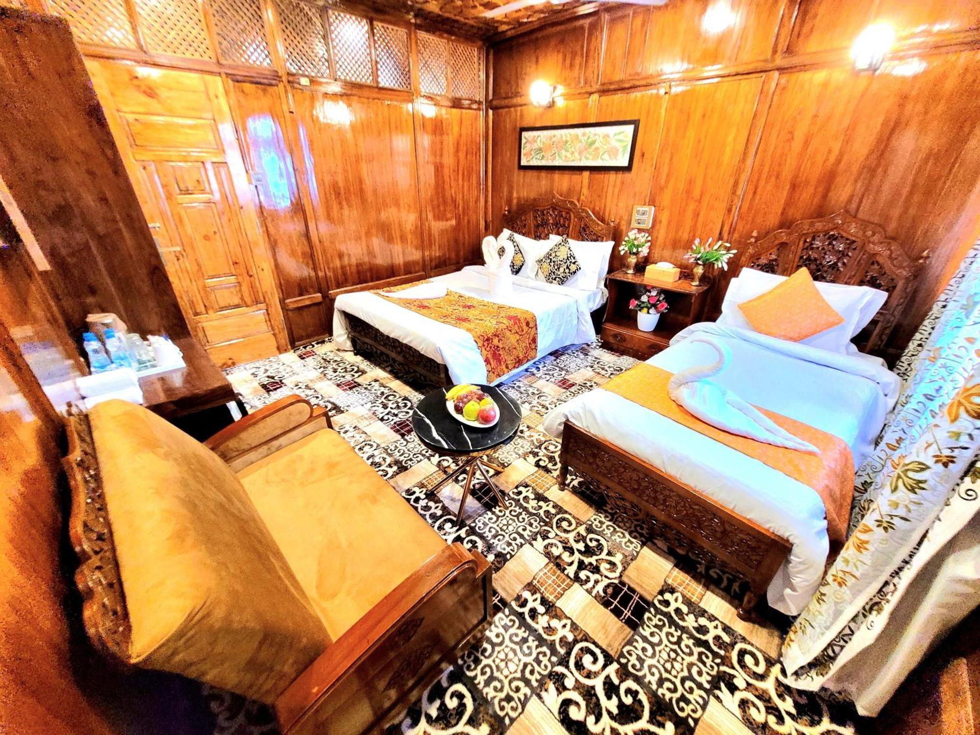 Aziz Palace Group Of Houseboats ศรีนาการ์ ภายนอก รูปภาพ
