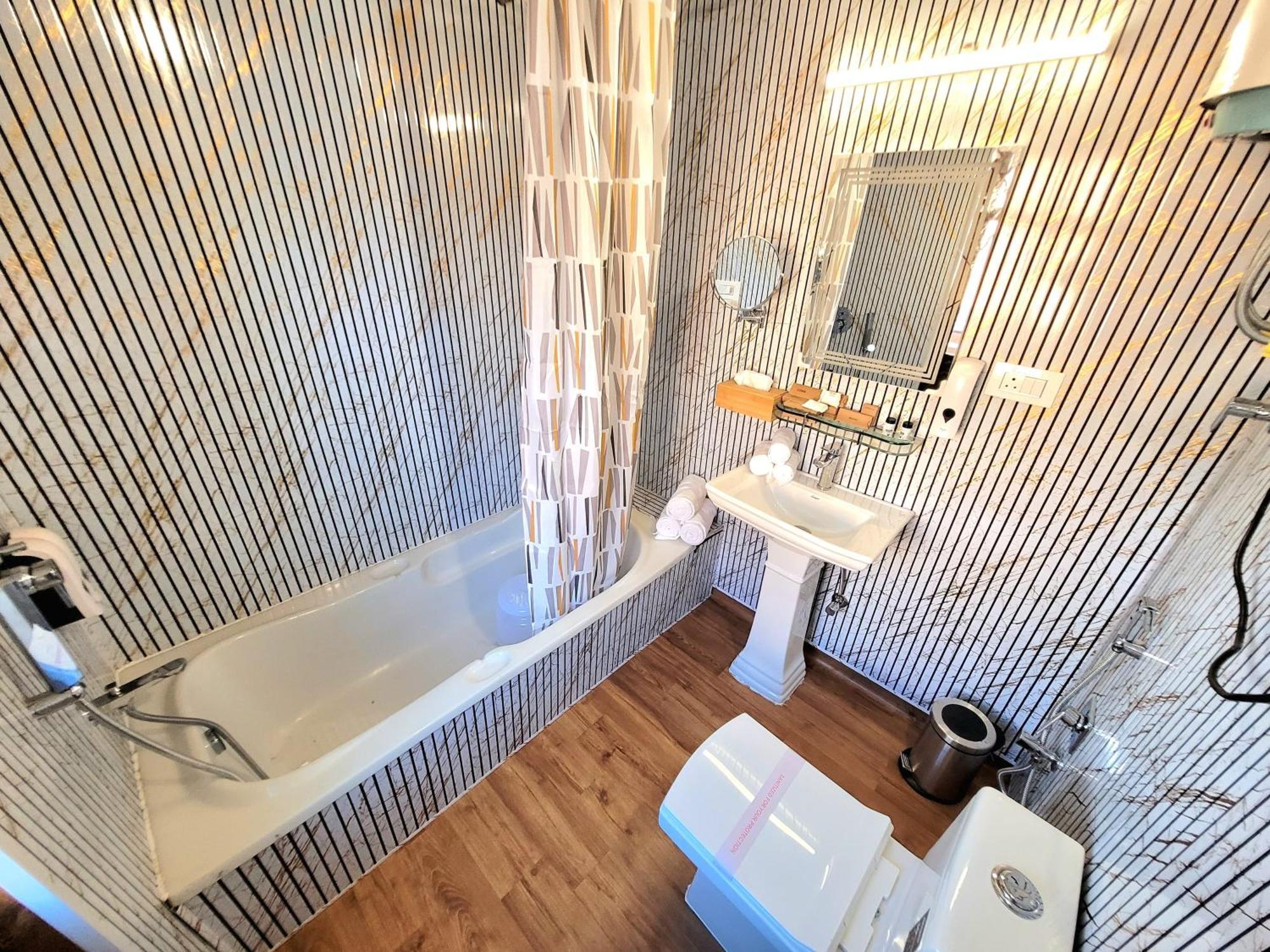 Aziz Palace Group Of Houseboats ศรีนาการ์ ภายนอก รูปภาพ