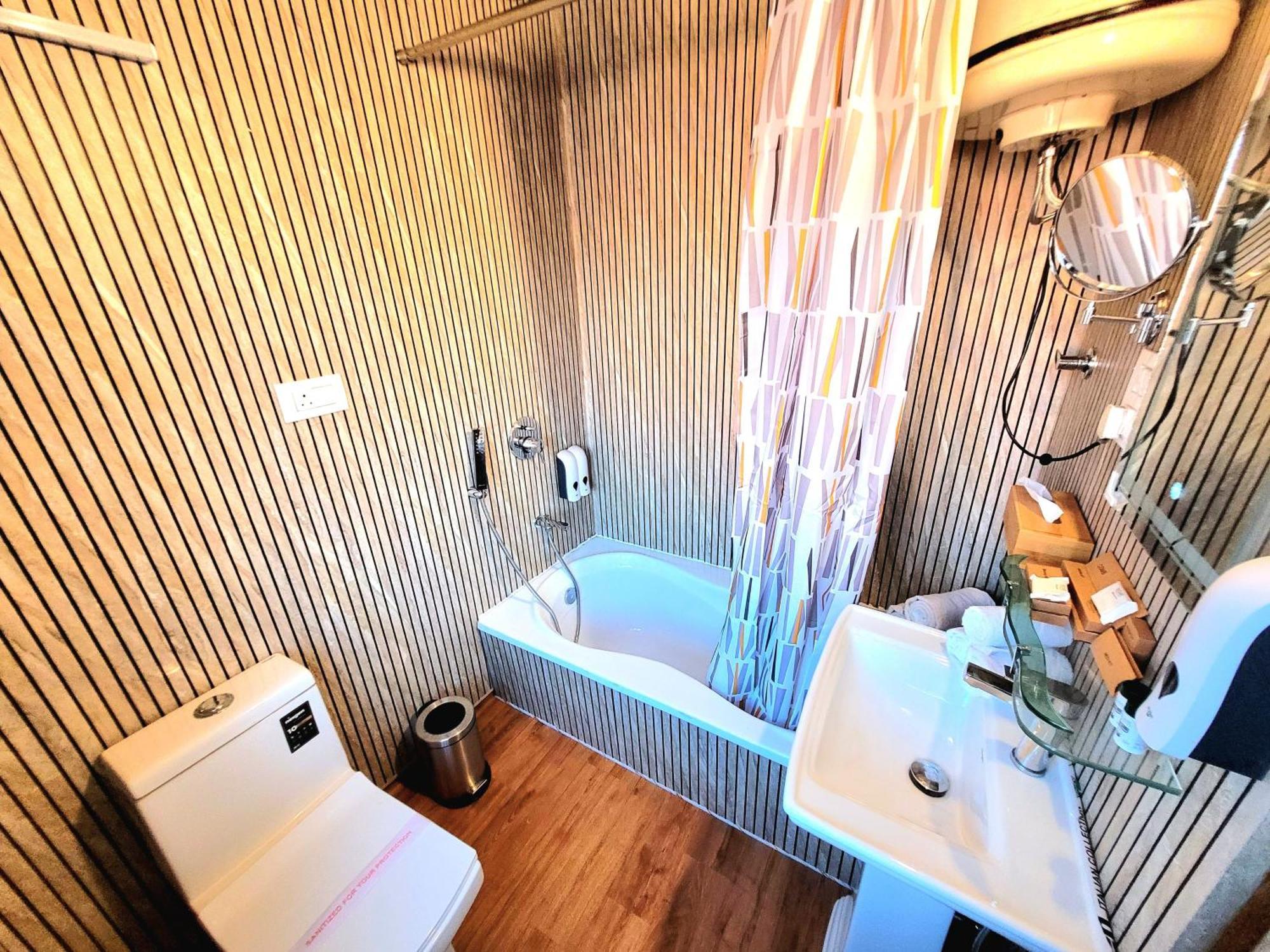 Aziz Palace Group Of Houseboats ศรีนาการ์ ภายนอก รูปภาพ
