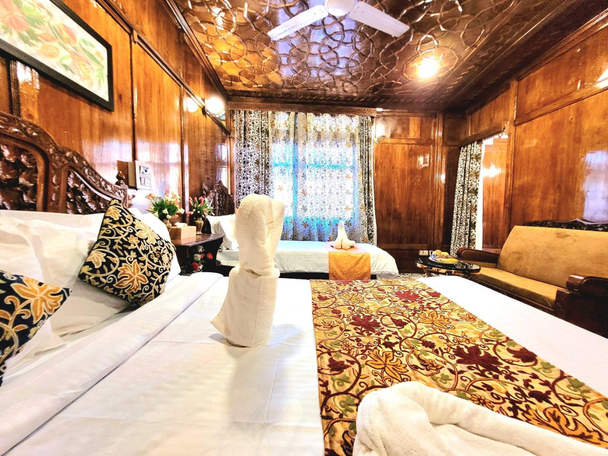 Aziz Palace Group Of Houseboats ศรีนาการ์ ภายนอก รูปภาพ