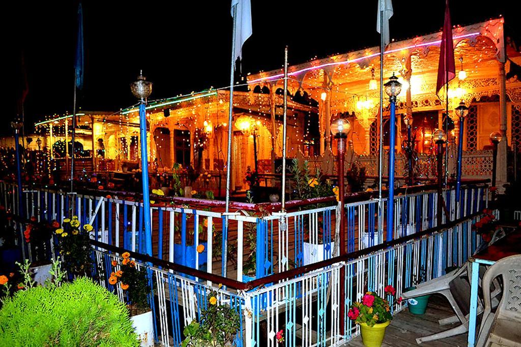 Aziz Palace Group Of Houseboats ศรีนาการ์ ภายนอก รูปภาพ