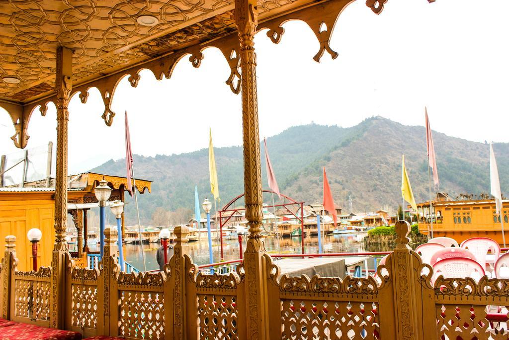 Aziz Palace Group Of Houseboats ศรีนาการ์ ภายนอก รูปภาพ