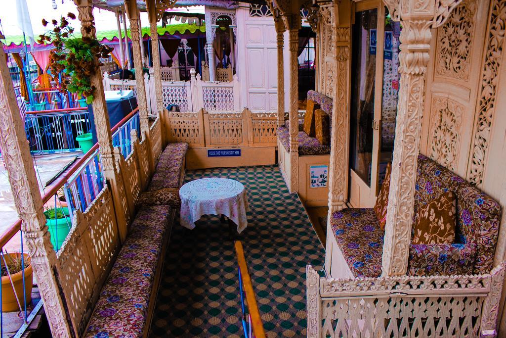 Aziz Palace Group Of Houseboats ศรีนาการ์ ภายนอก รูปภาพ