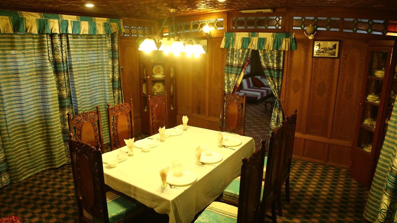 Aziz Palace Group Of Houseboats ศรีนาการ์ ภายนอก รูปภาพ